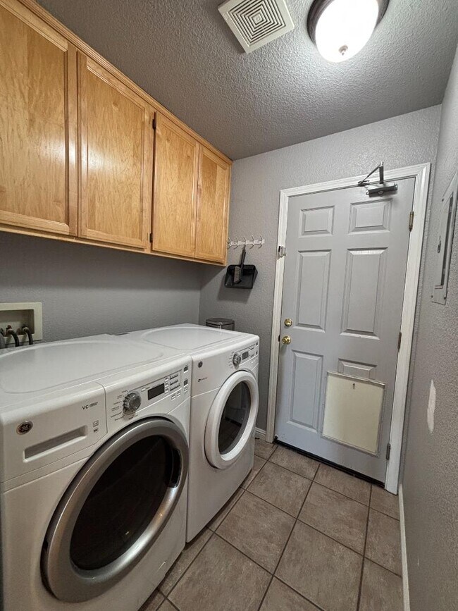 Building Photo - 1012 Freshwater Ct