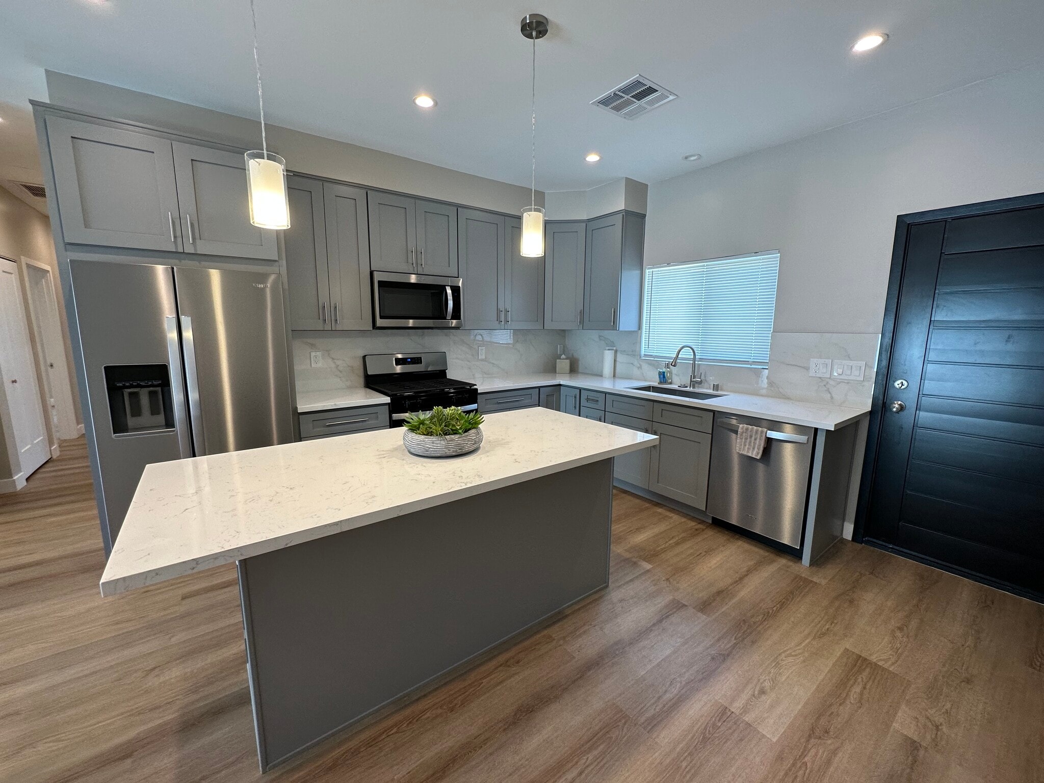 Building Photo - 8436 Oakdale Ave