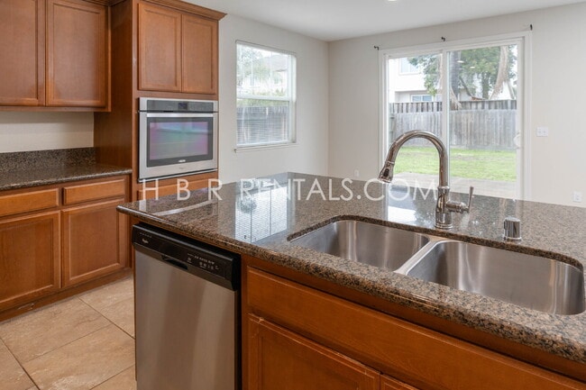 Building Photo - South Tracy 4-Bed Home with First-Floor Bedroom