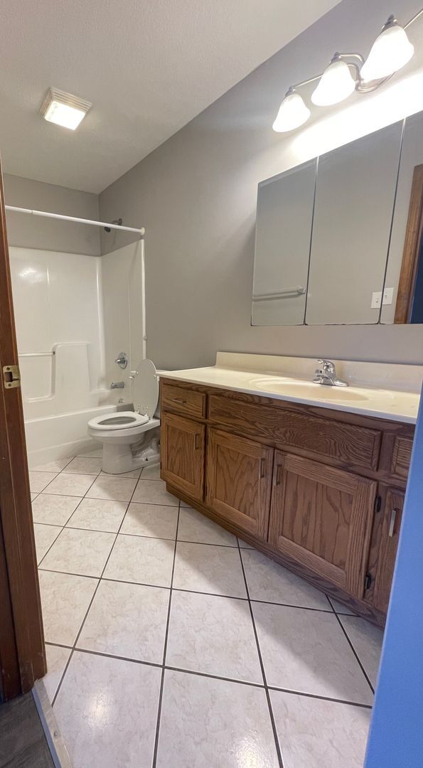 Building Photo - Updated 3 Bedroom, 2 bath duplex in Seaman School Distict