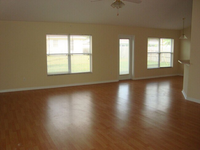 Building Photo - LARGE 3/2/2 WITH 2035 SQ. FEET OF LIVING S...