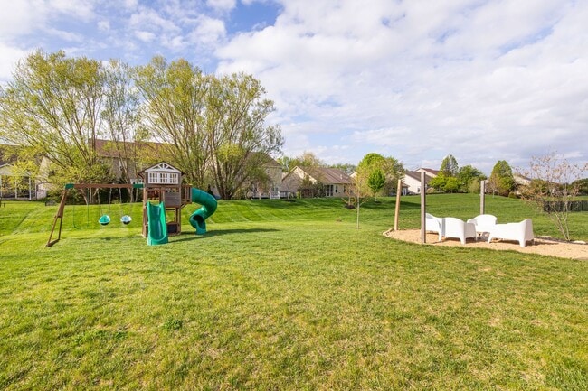 Building Photo - 6787 Oakcrest Dr