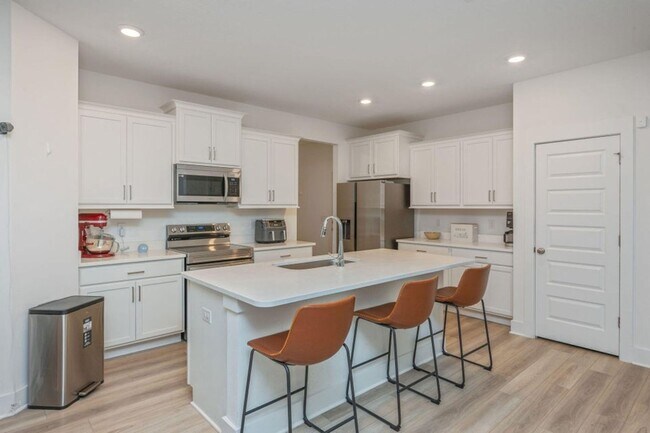 Building Photo - 3 Bedroom plus office/flex space in Crestv...