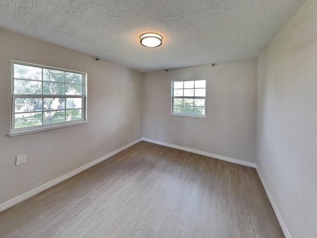 Building Photo - 502 Dunbar Ave