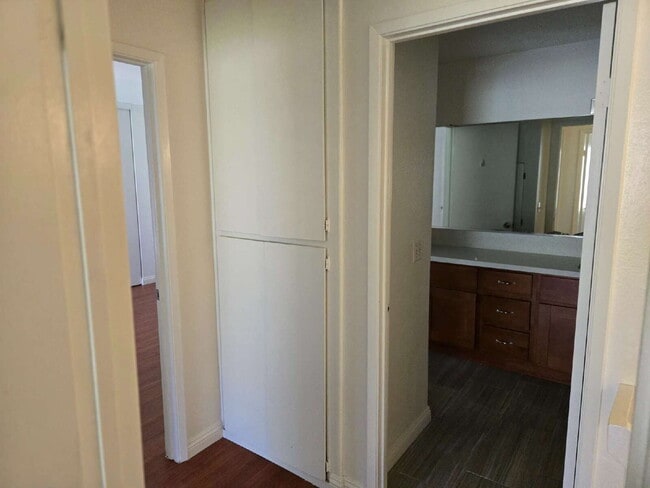 Building Photo - Spacious 3-bed, 2-bath condo is located in the heart of UTC, right on the UCSD bus line! It featu...