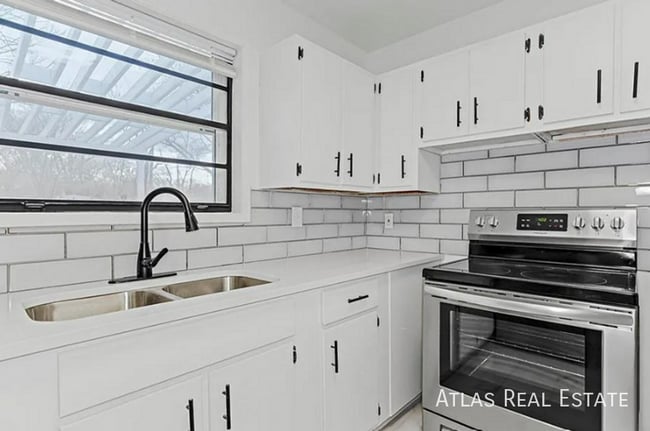 Building Photo - 4912 N Sycamore Dr