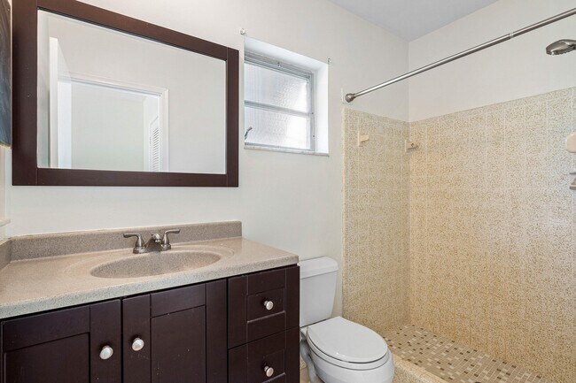 Building Photo - 931 NW 9th Ct