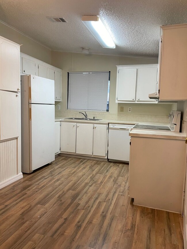 Building Photo - 3bed/2bath mobile home in non age restrict...