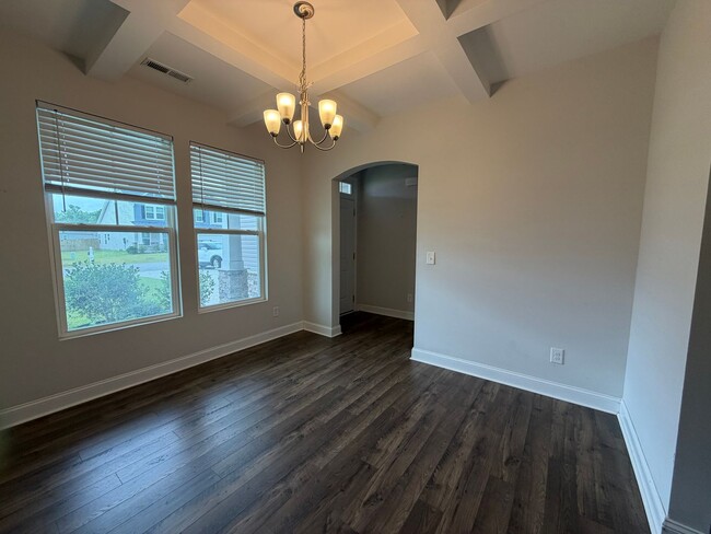 Building Photo - Towne Point Beauty!