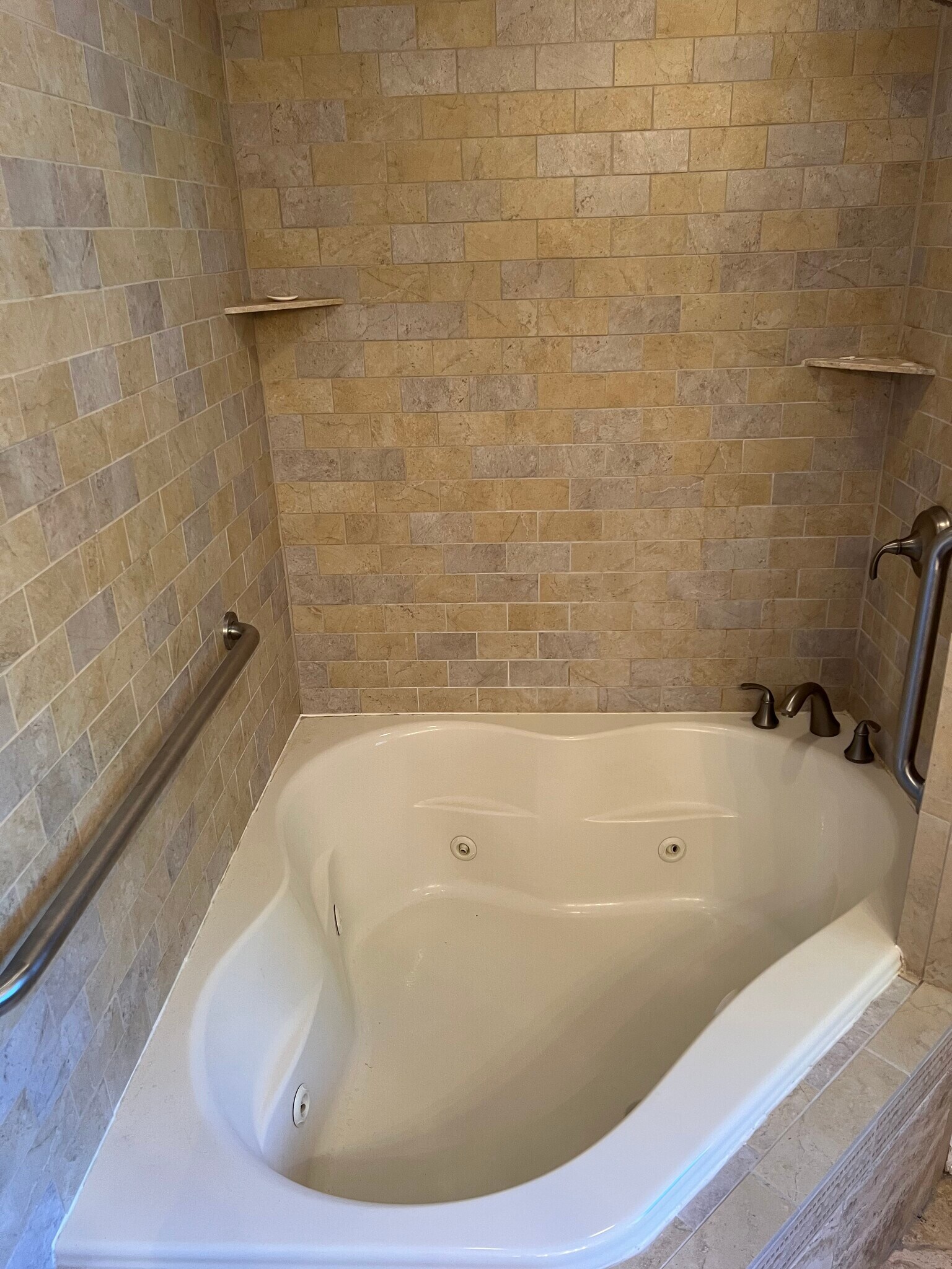 Jacuzzi tub - 3295 N Silver Lake Dr