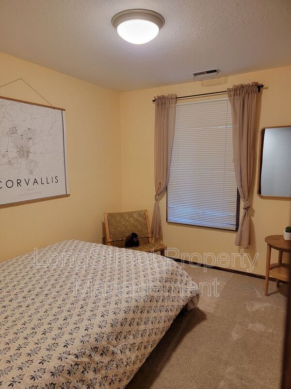 Building Photo - 2720 NW Glenwood Dr