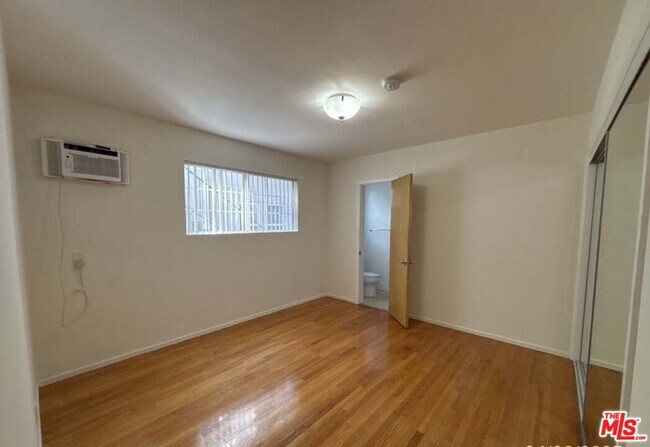 Building Photo - 1135 S Oakhurst Dr