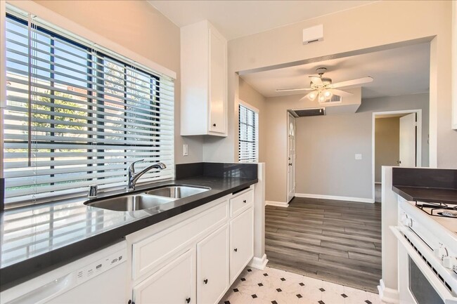 Building Photo - Spacious 1-Bedroom Condo with Modern Comfo...