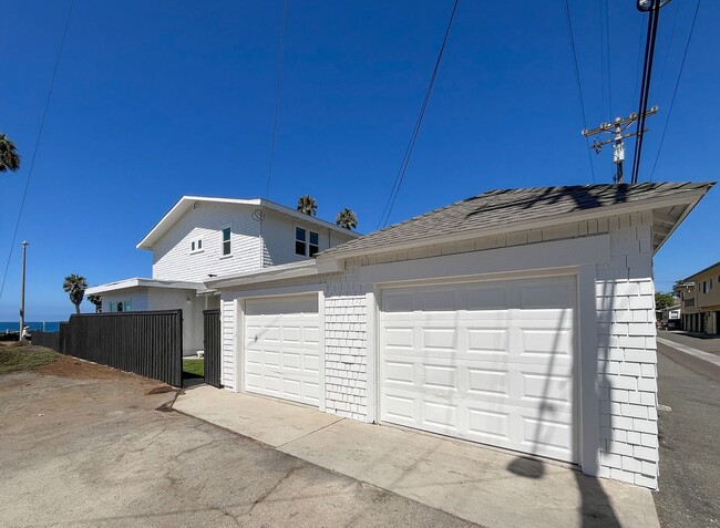 Building Photo - 1920's Charm with Ocean and Pier Views!!