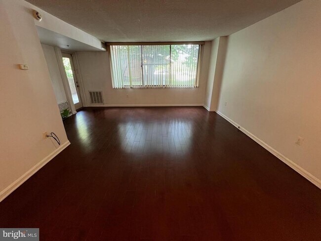 Building Photo - 10101 Grosvenor Pl