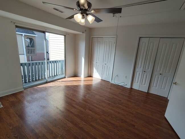 Building Photo - 2-Story Townhome WALKING DISTANCE TO THE BEACH! COMMUNITY POOL!