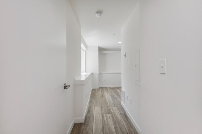 Building Photo - Newly Renovated 1 Bedroom Apartment in Hea...
