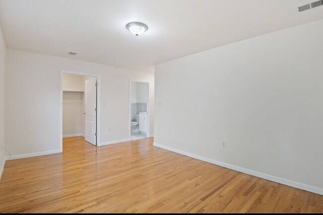 Building Photo - 31-33 CHESTER Ave