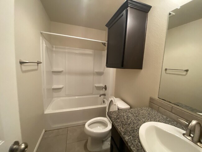 Building Photo - 4 bedroom, 2 bath in Quincy Park!
