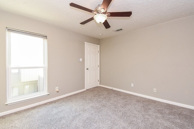 Building Photo - 9400 Doliver Dr