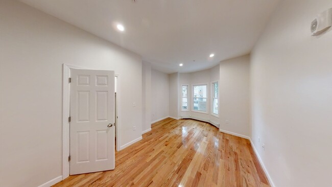 Building Photo - 130 Putnam St