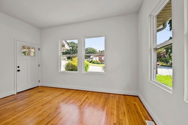 Building Photo - 512 Granville Dr SW