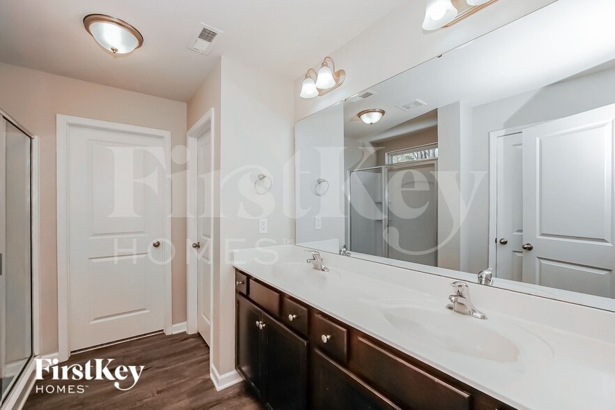 Building Photo - 3302 Newell Vlg Dr