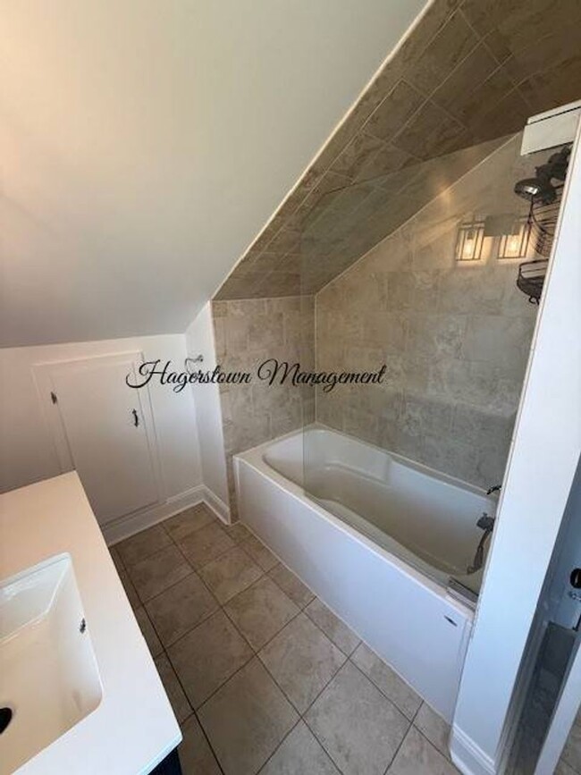 Building Photo - 3 BR W Oak Ridge Dr