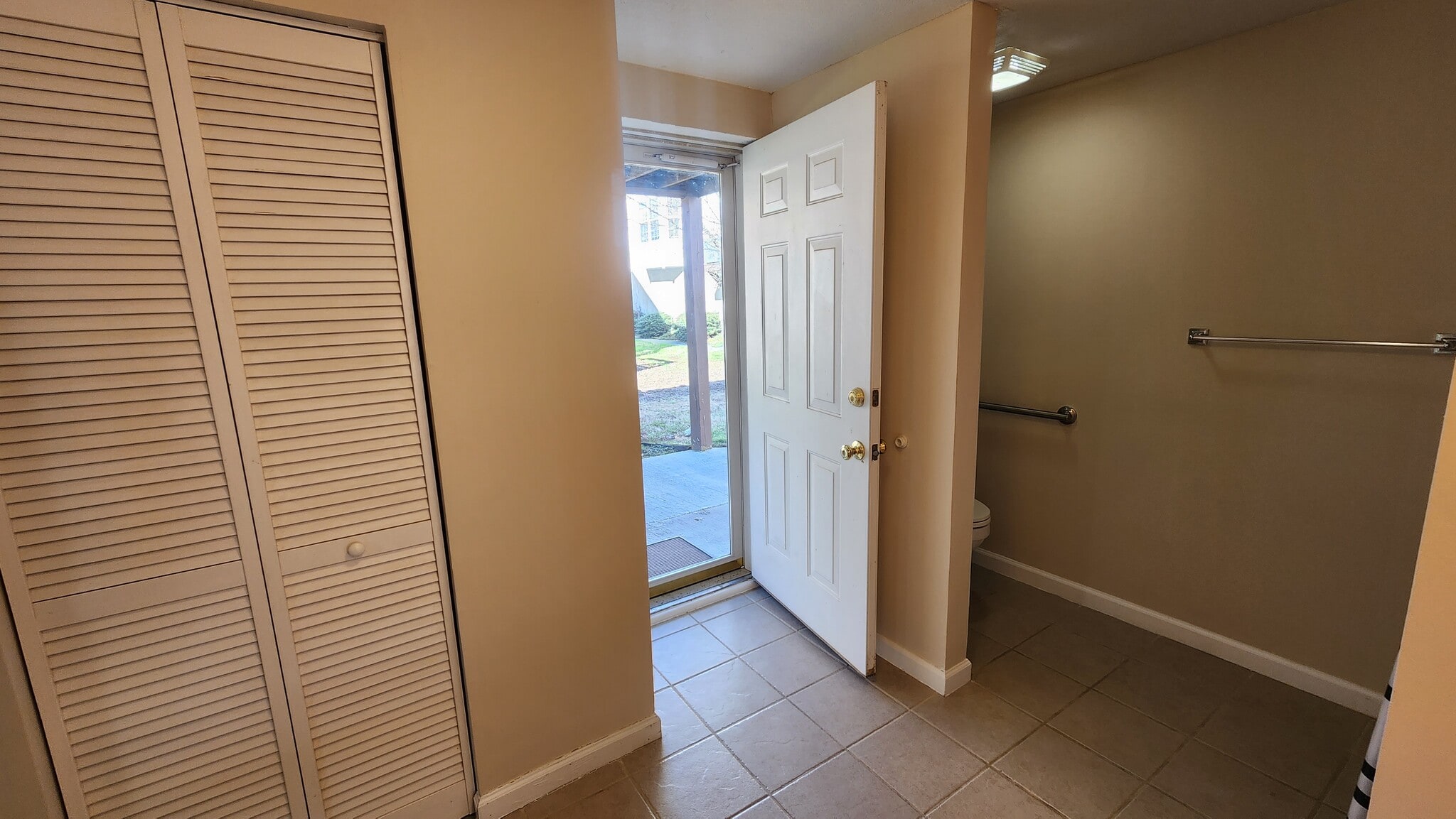 private entrance to downstairs bedroom - 833 Plantation Dr