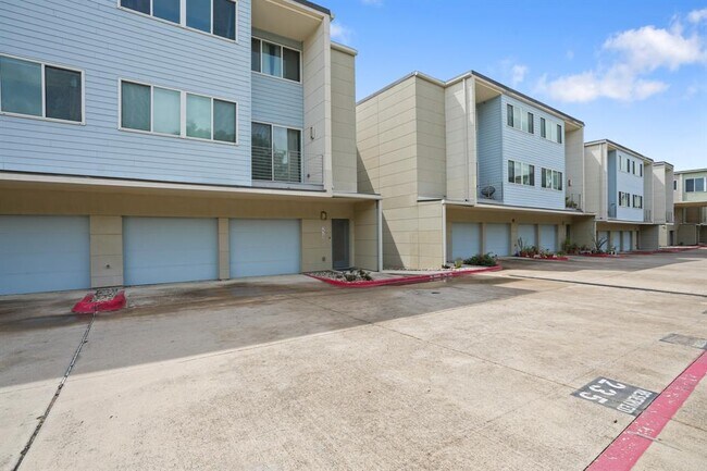 Building Photo - 604 N Bluff Dr
