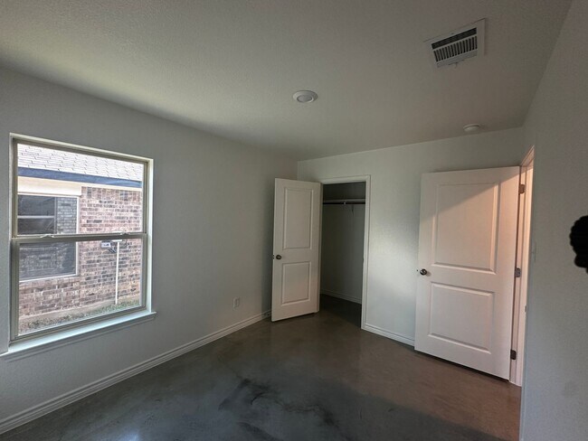 Building Photo - 3 Bedroom and 2 Full bathroom Duplex in Co...