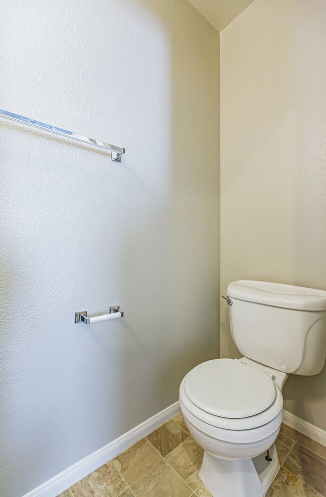 Building Photo - 4 Bedroom home located in Silverado Ranch