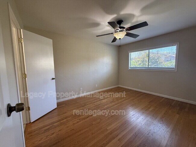 Building Photo - 309 Plum St