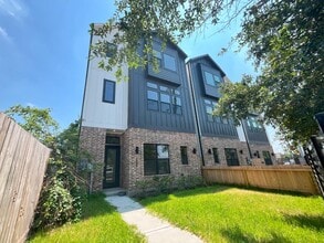 Building Photo - 326 Eastwood St