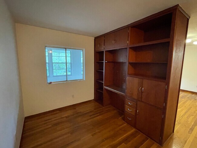 Building Photo - Great 2nd Floor 2 Bedroom, 1 Bath In Duckpond