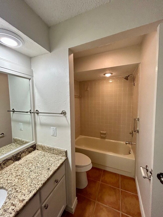 Building Photo - Gorgeous and spacious condo in a quiet and...