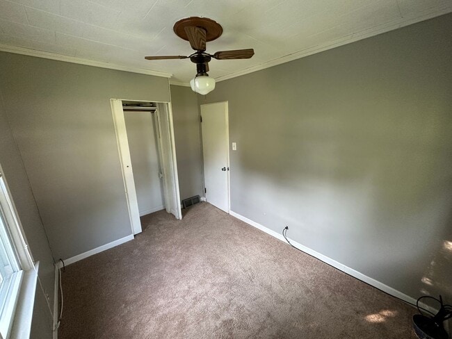 Building Photo - Nice 2bd / 1 ba house with attached garage...
