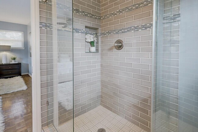 Building Photo - 2330 Willowby Dr
