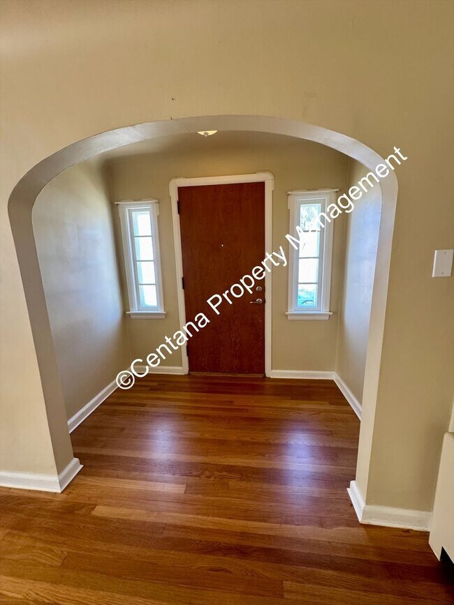 Building Photo - $500 off first months rent on 3 bed 2 bath...