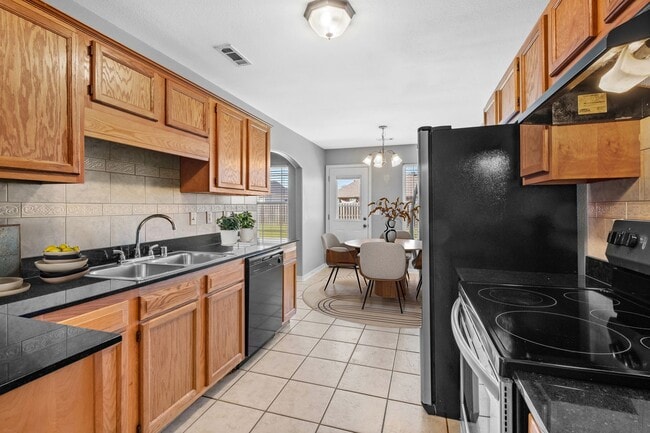 Building Photo - Beautiful Spacious Home w/ Community Clubhouse and Pool!