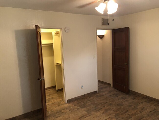 Building Photo - 1419 E Hedrick Dr