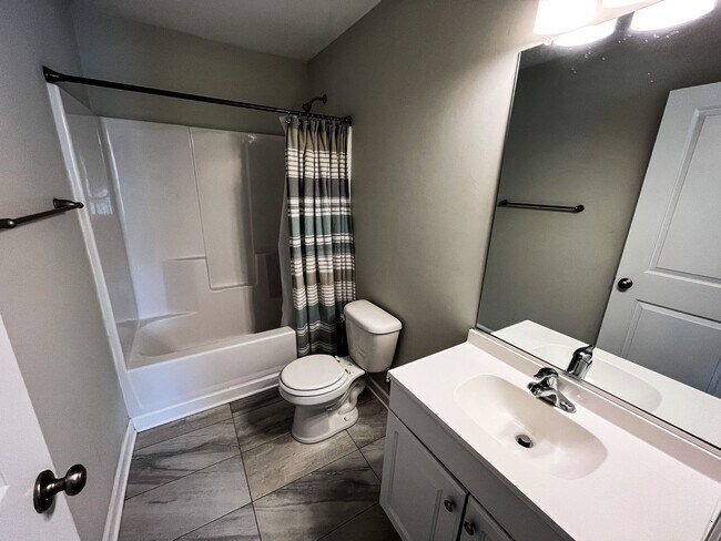 Building Photo - 3225 Ridgewood Pl Dr