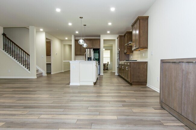 Building Photo - 717 Risdon Trail S