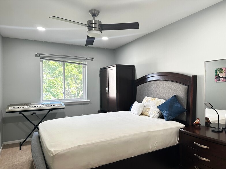 Building Photo - 107 Thoreau Dr