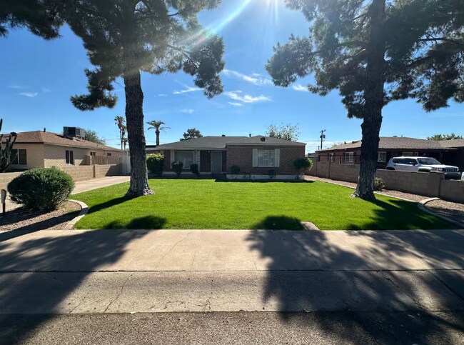 Building Photo - Spacious 2 Bed / 2 Bath Main-Floor Home in Phoenix, AZ