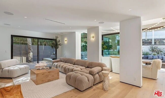 Building Photo - 1271 Sunset Plaza Dr
