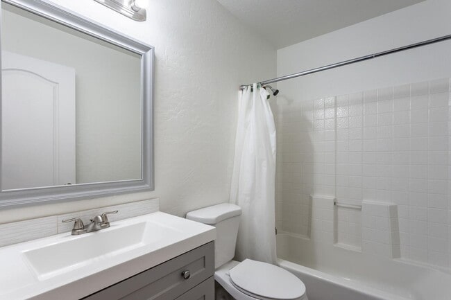 Building Photo - Tranquil Retreat in Trailside