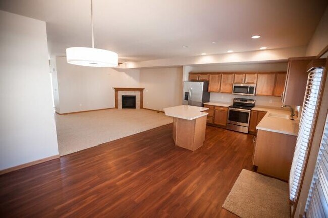 Building Photo - 3 bedroom in Iowa City IA 52246