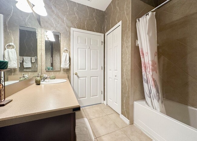 Building Photo - Furnished Rental in Golf Cart District!