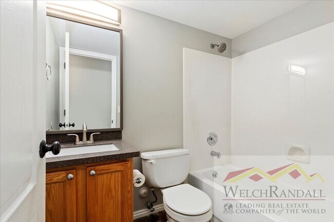 Building Photo - Stunning 5-Bedroom Home in Sandy – Move-In Ready